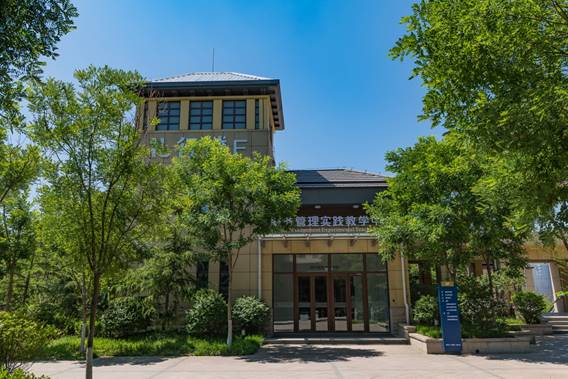 说明: D:\山东青年政治学院图片\服务管理实验教学中心.jpg